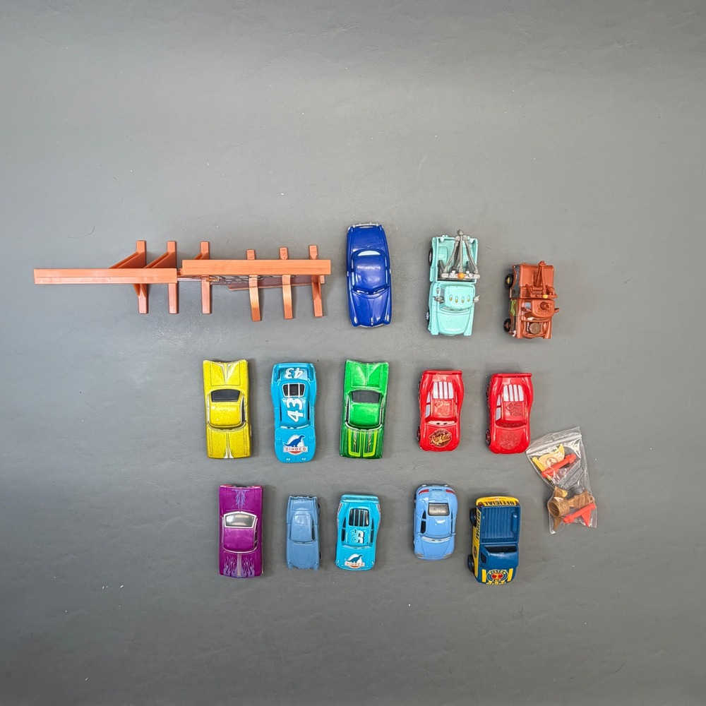 Disney Pixar Cars Diecast Plastic Lot Thunder Hollow Raceway Accessories - Picture 2 of 13